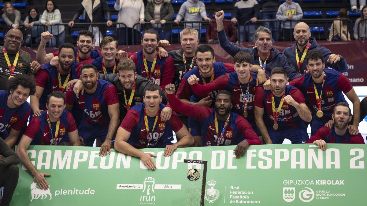 FC Barcelona - Líder invicto FC Barcelona celebrando su liderato invicto en la competición
