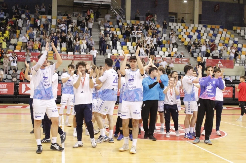 Celebración del Zaragoza BM Jugadores celebrando victoria