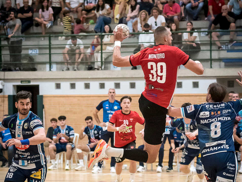 Partido emocionante con empate 29-29 Acción de juego durante el empate entre Valencia HC y Sevilla BM