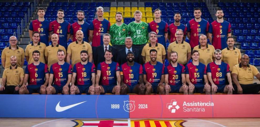 FC Barcelona - Temporada 2024/25 Plantilla completa del FC Barcelona posando en el Palau Blaugrana