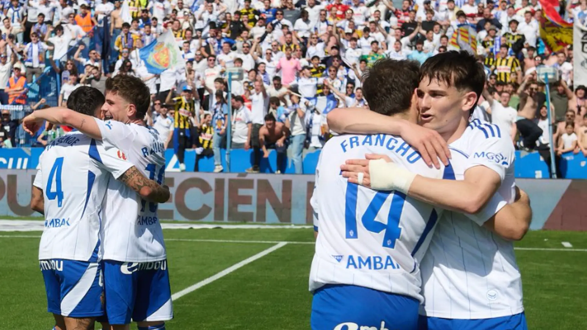 Zaragoza BM celebrando Jugadores del Zaragoza BM celebrando victoria en el Príncipe Felipe