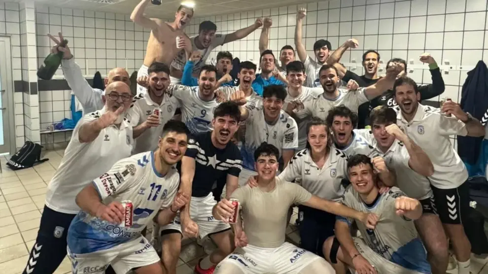 Zaragoza BM en acción Jugadores del Zaragoza BM celebrando gol contra Bilbao HC